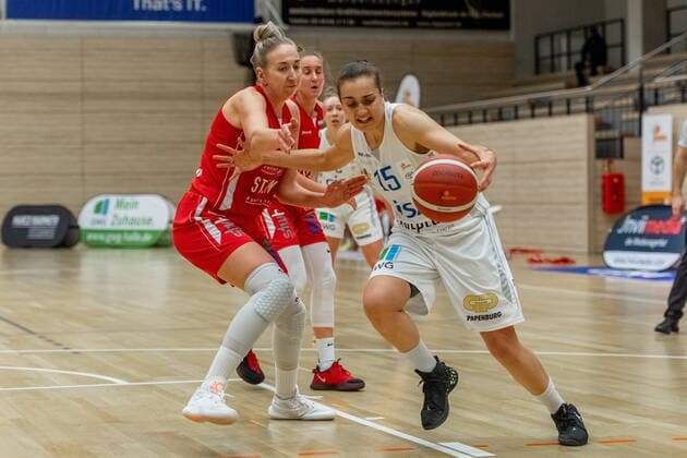 Styliani (Stella) Fouraki (15, GISA Lions SV Halle) gegen Sofia Pelander (Herner TC) GISA Lions SV Halle vs. Herner TC Basketball - 1. Bundesliga - ERDGAS Sportarena Halle (Saale) 24.01.2021 Foto: Holger John Sachsen-Anhalt Deutschland ERDGAS Sportarena Halle Saale