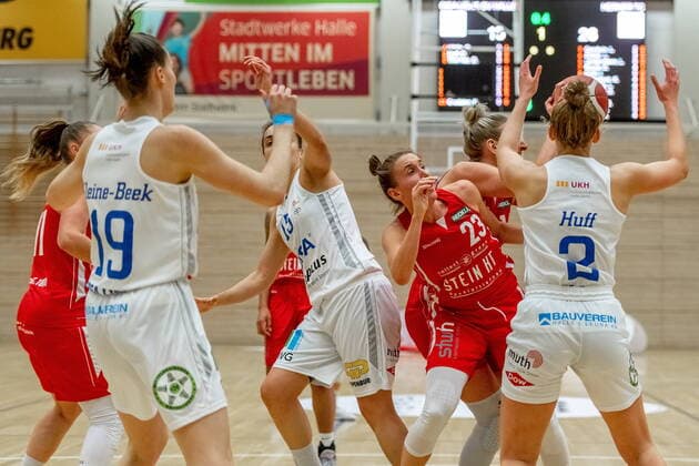 Kampf unterm Korb. Mit dabei Styliani (Stella) Fouraki (15, GISA Lions SV Halle), Darien Huff (02, GISA Lions SV Halle) sowie bStipe Vucur (HFC) und Sofia Pelander (Herner TC) GISA Lions SV Halle vs. Herner TC Basketball - 1. Bundesliga - ERDGAS Sportarena Halle (Saale) 24.01.2021 Foto: Holger John Sachsen-Anhalt Deutschland ERDGAS Sportarena Halle Saale