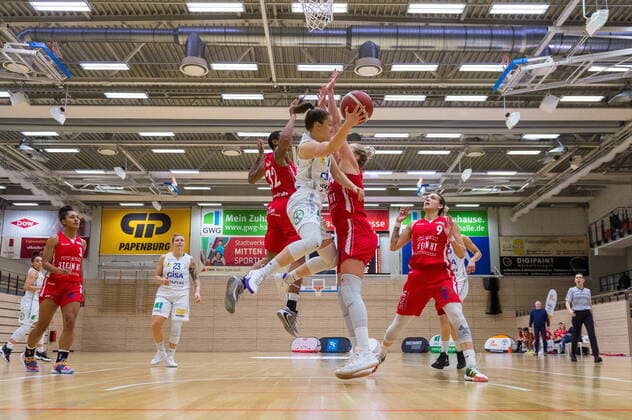 Laura Schinkel (07, GISA Lions SV Halle) gegen Ae Rianna Harris (Herner TC) und Sofia Pelander (Herner TC) GISA Lions SV Halle vs. Herner TC Basketball - 1. Bundesliga - ERDGAS Sportarena Halle (Saale) 24.01.2021 Foto: Holger John Sachsen-Anhalt Deutschland ERDGAS Sportarena Halle Saale