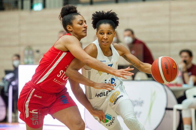 Deeshyra Thomas (03, GISA Lions SV Halle) gegen Loryn Goodwin (Herner TC) GISA Lions SV Halle vs. Herner TC Basketball - 1. Bundesliga - ERDGAS Sportarena Halle (Saale) 24.01.2021 Foto: Holger John Sachsen-Anhalt Deutschland ERDGAS Sportarena Halle Saale