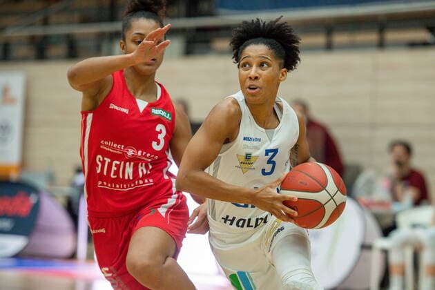 Deeshyra Thomas (03, GISA Lions SV Halle) gegen Loryn Goodwin (Herner TC) GISA Lions SV Halle vs. Herner TC Basketball - 1. Bundesliga - ERDGAS Sportarena Halle (Saale) 24.01.2021 Foto: Holger John Sachsen-Anhalt Deutschland ERDGAS Sportarena Halle Saale