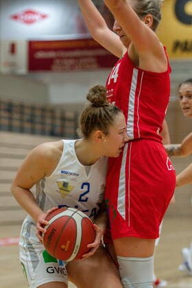 Darien Huff (02, GISA Lions SV Halle) gegen Sofia Pelander (Herner TC) GISA Lions SV Halle vs. Herner TC Basketball - 1. Bundesliga - ERDGAS Sportarena Halle (Saale) 24.01.2021 Foto: Holger John Sachsen-Anhalt Deutschland ERDGAS Sportarena Halle Saale
