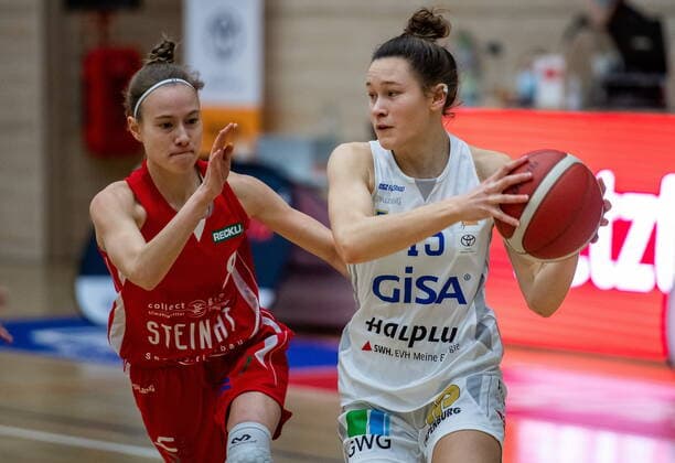 Charlotte Kreuter (13, GISA Lions SV Halle) gegen Jule Groll (Herner TC) GISA Lions SV Halle vs. Herner TC Basketball - 1. Bundesliga - ERDGAS Sportarena Halle (Saale) 24.01.2021 Foto: Holger John Sachsen-Anhalt Deutschland ERDGAS Sportarena Halle Saale