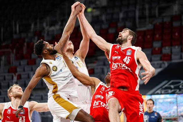 Bilder des Jahres 2021, Sport 01 Januar Bilder des Jahres 2021, Sport 01 Januar Sport Themen der Woche KW03 Sport Bilder des Tages Meeting in der Luft links 01 Bazoumana Kone (Basketball Löwen Braunschweig) Mitte 15 Maertin Peterka (Basketball Löwen Braunschweig) rechts David Kravish (Brose Bamberg, 45) Brose Bamberg - Basketball Löwen Braunschweig - easyCredit-BBL - Basketball Bundesliga - Basketball Saison 2020 21 - 14. Spieltag, 24.01.2021 Bamberg, Brose Arena ASV-Autoren-Nummer: 4026335 Copyright: DanielxLöb