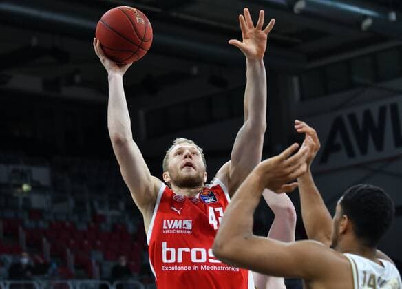 BAMBERG 24.01.2021 --- Basketball ---- easycredit 1. Basketball Bundesliga ---- 14. Spieltag: Brose Bamberg vs Basketball Löwen Braunschweig --- Christian Sengfelder (43, Brose Bamberg) wirft gegen Karim Jallow (35, Basketball Löwen Braunschweig) --- Foto: Hans-Martin Issler isslerimages ---- Brose Bamberg vs Basketball Löwen Braunschweig