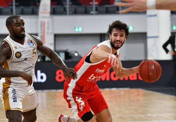 BAMBERG 24.01.2021 --- Basketball ---- easycredit 1. Basketball Bundesliga ---- 14. Spieltag: Brose Bamberg vs Basketball Löwen Braunschweig --- Michele Vitali (31, Brose Bamberg) zieht zum Korb gegen Bryon Allen (5, Basketball Löwen Braunschweig) --- Foto: Hans-Martin Issler isslerimages ---- Brose Bamberg vs Basketball Löwen Braunschweig