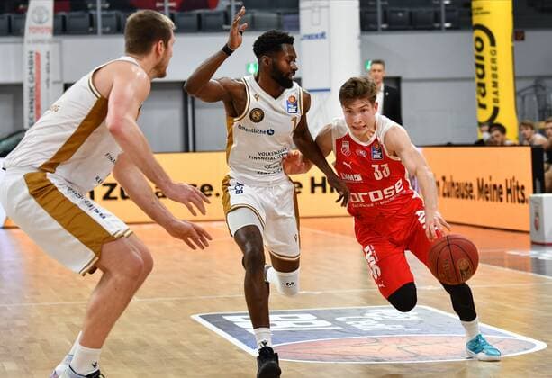 BAMBERG 24.01.2021 --- Basketball ---- easycredit 1. Basketball Bundesliga ---- 14. Spieltag: Brose Bamberg vs Basketball Löwen Braunschweig --- Bennet Hundt (33, Brose Bamberg) zieht zum Korb gegen Bazoumana Kone (1, Basketball Löwen Braunschweig) und Martin Peterka (15, Basketball Löwen Braunschweig) --- Foto: Hans-Martin Issler isslerimages ---- Brose Bamberg vs Basketball Löwen Braunschweig