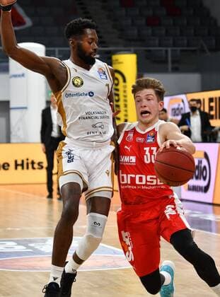 BAMBERG 24.01.2021 --- Basketball ---- easycredit 1. Basketball Bundesliga ---- 14. Spieltag: Brose Bamberg vs Basketball Löwen Braunschweig --- Bennet Hundt (33, Brose Bamberg) zieht zum Korb gegen Bazoumana Kone (1, Basketball Löwen Braunschweig) --- Foto: Hans-Martin Issler isslerimages ---- Brose Bamberg vs Basketball Löwen Braunschweig