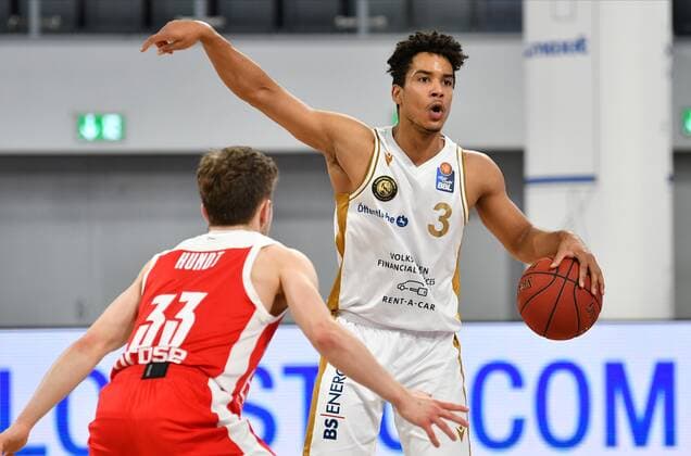 BAMBERG 24.01.2021 --- Basketball ---- easycredit 1. Basketball Bundesliga ---- 14. Spieltag: Brose Bamberg vs Basketball Löwen Braunschweig --- Garai Zeeb (3, Basketball Löwen Braunschweig) gibt Anweisung gegen Bennet Hundt (33, Brose Bamberg) --- Foto: Hans-Martin Issler isslerimages ---- Brose Bamberg vs Basketball Löwen Braunschweig