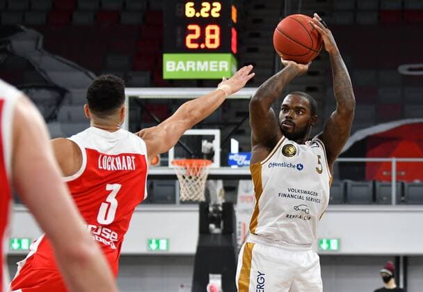 BAMBERG 24.01.2021 --- Basketball ---- easycredit 1. Basketball Bundesliga ---- 14. Spieltag: Brose Bamberg vs Basketball Löwen Braunschweig --- Bryon Allen (5, Basketball Löwen Braunschweig) wirft gegen Dominic Lockhart (3, Brose Bamberg) --- Foto: Hans-Martin Issler isslerimages ---- Brose Bamberg vs Basketball Löwen Braunschweig
