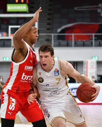 BAMBERG 24.01.2021 --- Basketball ---- easycredit 1. Basketball Bundesliga ---- 14. Spieltag: Brose Bamberg vs Basketball Löwen Braunschweig --- Lukas Meisner (7, Basketball Löwen Braunschweig) zieht zum Korb gegen Devon Hall (22, Brose Bamberg) --- Foto: Hans-Martin Issler isslerimages ---- Brose Bamberg vs Basketball Löwen Braunschweig