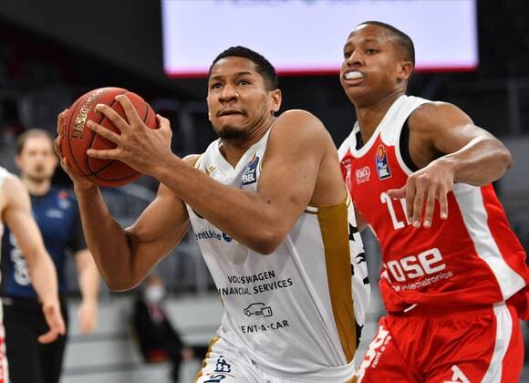 BAMBERG 24.01.2021 --- Basketball ---- easycredit 1. Basketball Bundesliga ---- 14. Spieltag: Brose Bamberg vs Basketball Löwen Braunschweig --- Karim Jallow (35, Basketball Löwen Braunschweig) zieht zum Korb gegen Devon Hall (22, Brose Bamberg) --- Foto: Hans-Martin Issler isslerimages ---- Brose Bamberg vs Basketball Löwen Braunschweig