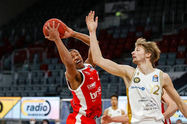 links Devon Hall (Brose Bamberg, 22) rechts 12 Jannik Göttsche (Basketball Löwen Braunschweig) Brose Bamberg - Basketball Löwen Braunschweig - easyCredit-BBL - Basketball Bundesliga - Basketball Saison 2020 21 - 14. Spieltag, 24.01.2021 Bamberg, Brose Arena ASV-Autoren-Nummer: 4026335 Copyright: DanielxLöb