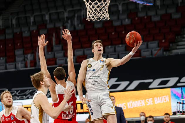 rechts 07 Lukas Meisner (Basketball Löwen Braunschweig) links David Kravish (Brose Bamberg, 45) Brose Bamberg - Basketball Löwen Braunschweig - easyCredit-BBL - Basketball Bundesliga - Basketball Saison 2020 21 - 14. Spieltag, 24.01.2021 Bamberg, Brose Arena ASV-Autoren-Nummer: 4026335 Copyright: DanielxLöb