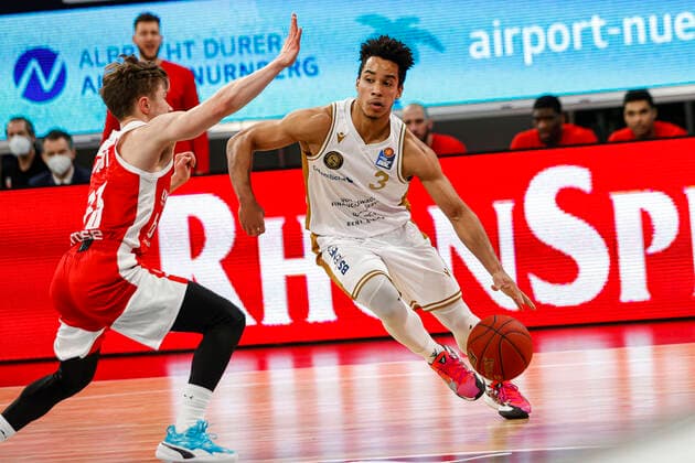 rechts 03 Garai Zeeb (Basketball Löwen Braunschweig) links Bennet Hundt (Brose Bamberg, 33) Brose Bamberg - Basketball Löwen Braunschweig - easyCredit-BBL - Basketball Bundesliga - Basketball Saison 2020 21 - 14. Spieltag, 24.01.2021 Bamberg, Brose Arena ASV-Autoren-Nummer: 4026335 Copyright: DanielxLöb