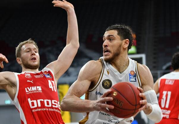 BAMBERG 24.01.2021 --- Basketball ---- easycredit 1. Basketball Bundesliga ---- 14. Spieltag: Brose Bamberg vs Basketball Löwen Braunschweig --- Gavin Schilling (34, Basketball Löwen Braunschweig) gegen Christian Sengfelder (43, Brose Bamberg) --- Foto: Hans-Martin Issler isslerimages ---- Brose Bamberg vs Basketball Löwen Braunschweig