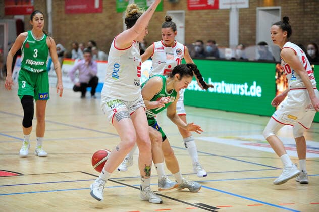 Basketball - DBBL - 15. Spieltag GiroLive Panthers Osnabrück - flippo Baskets BG 74 am 24.01.2021 in der OSC Halle in Osnabrück Samantha Führing Fuehring (Osnabrück) im Zweikampf mit Jennifer Crowder (Göttingen)
