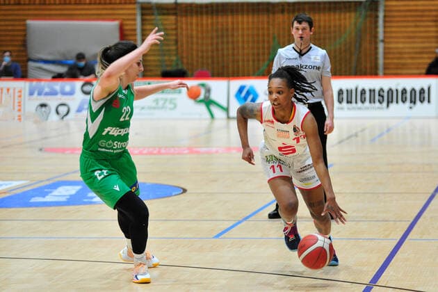 Basketball - DBBL - 15. Spieltag GiroLive Panthers Osnabrück - flippo Baskets BG 74 am 24.01.2021 in der OSC Halle in Osnabrück Allazia Blockton (Osnabrück) im Zweikampf mit Ruzica Dzankic (Göttingen)