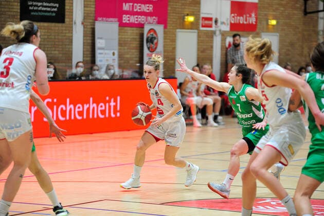 Basketball - DBBL - 15. Spieltag GiroLive Panthers Osnabrück - flippo Baskets BG 74 am 24.01.2021 in der OSC Halle in Osnabrück Melli Knopp (C)(Osnabrück) im Zweikampf mit Jennifer Crowder (Göttingen)