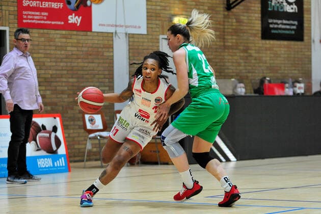 Basketball - DBBL - 15. Spieltag GiroLive Panthers Osnabrück - flippo Baskets BG 74 am 24.01.2021 in der OSC Halle in Osnabrück Allazia Blockton (Osnabrück) im Zweikampf