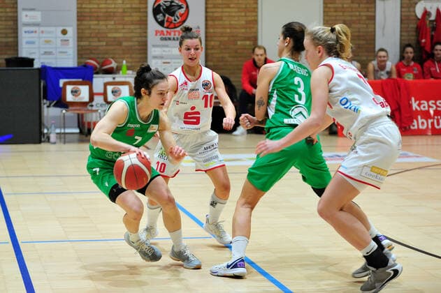 Basketball - DBBL - 15. Spieltag GiroLive Panthers Osnabrück - flippo Baskets BG 74 am 24.01.2021 in der OSC Halle in Osnabrück Jennifer Crowder (Göttingen) im Zweikampf mit Jenny Strozyk (Osnabrück)