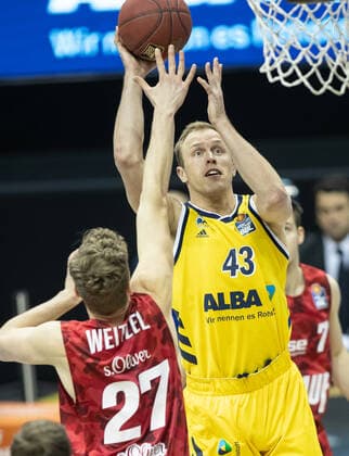 24.01.2021, Berlin, Basketball, 1. Bundesliga, easyCredit BBL, Hauptrunde, 14.Spieltag, Mercedes Benz Arena: ALBA Berlin - s.Oliver Wuerzburg. ALBAs Luke Sikma (r) wirft den Ball auf den Korb vor Jonas Weitzel von s.Oliver Wuerzburg. ALBA Berlin - s.Oliver Wuerzburg
