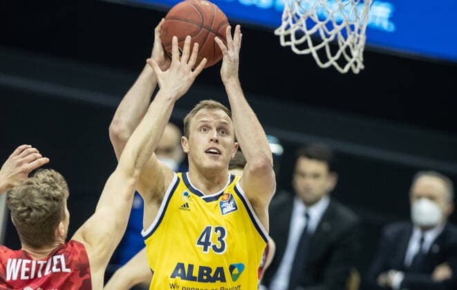 24.01.2021, Berlin, Basketball, 1. Bundesliga, easyCredit BBL, Hauptrunde, 14.Spieltag, Mercedes Benz Arena: ALBA Berlin - s.Oliver Wuerzburg. ALBAs Luke Sikma (r) wirft den Ball auf den Korb vor Jonas Weitzel von s.Oliver Wuerzburg. ALBA Berlin - s.Oliver Wuerzburg
