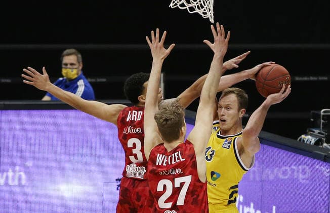 Sport Bilder des Tages Tyson Ward, Jonas Weitze, Luke Sikma Aktion Spielszene Zweikampf Basketball BBL Bundesliga Herren Saison 2020 2021 24.01.2021 ALBA Berlin vs. s.Oliver Würzburg