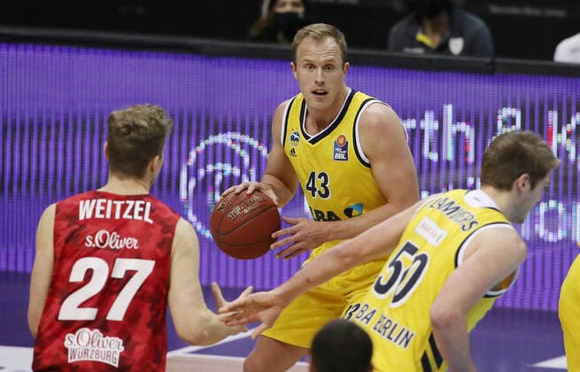 Jonas Weitzel, Luke Sikma, Ben Lammers Aktion Spielszene Zweikampf Basketball BBL Bundesliga Herren Saison 2020 2021 24.01.2021 ALBA Berlin vs. s.Oliver Würzburg
