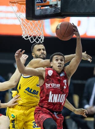 24.01.2021, Berlin, Basketball, 1. Bundesliga, easyCredit BBL, Hauptrunde, 14.Spieltag, Mercedes Benz Arena: ALBA Berlin - s.Oliver Wuerzburg. Tyson Ward (r) von s.Oliver Wuerzburg kaempft gegen ALBAs Johannes Thiemann um den Ball. ALBA Berlin - s.Oliver Wuerzburg