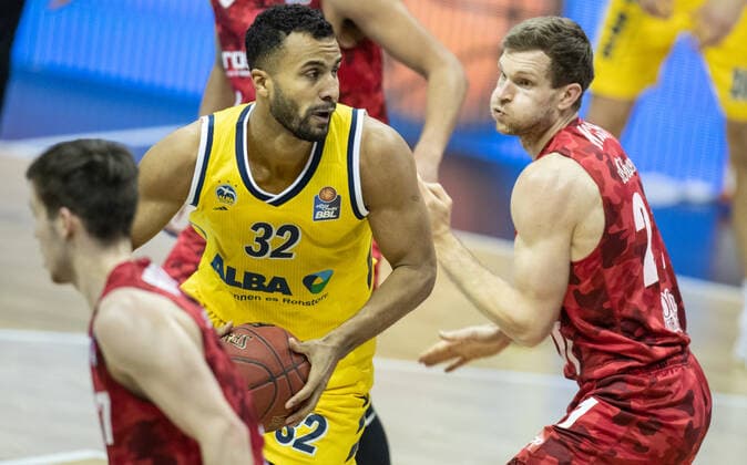 24.01.2021, Berlin, Basketball, 1. Bundesliga, easyCredit BBL, Hauptrunde, 14.Spieltag, Mercedes Benz Arena: ALBA Berlin - s.Oliver Wuerzburg. ALBAs Johannes Thiemann (l) kaempft gegen Florian Koch von s.Oliver Wuerzburg um den Ball. ALBA Berlin - s.Oliver Wuerzburg