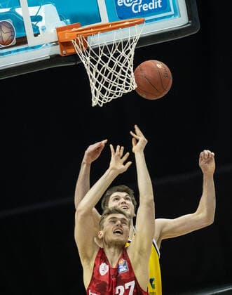 24.01.2021, Berlin, Basketball, 1. Bundesliga, easyCredit BBL, Hauptrunde, 14.Spieltag, Mercedes Benz Arena: ALBA Berlin - s.Oliver Wuerzburg. Jonas Weitzel von s.Oliver Wuerzburg springt zum Korb gegen ALBAs Ben Lammers (r). ALBA Berlin - s.Oliver Wuerzburg