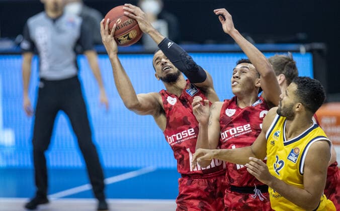 24.01.2021, Berlin, Basketball, 1. Bundesliga, easyCredit BBL, Hauptrunde, 14.Spieltag, Mercedes Benz Arena: ALBA Berlin - s.Oliver Wuerzburg. Cameron Hunt (l-r) und Tyson Ward von s.Oliver Wuerzburg kaempfen gegen ALBAs Johannes Thiemann um den Ball. ALBA Berlin - s.Oliver Wuerzburg