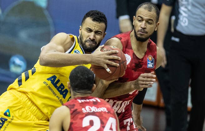 24.01.2021, Berlin, Basketball, 1. Bundesliga, easyCredit BBL, Hauptrunde, 14.Spieltag, Mercedes Benz Arena: ALBA Berlin - s.Oliver Wuerzburg. ALBAs Johannes Thiemann (l) kaempft gegen Alex King von s.Oliver Wuerzburg um den Ball. ALBA Berlin - s.Oliver Wuerzburg