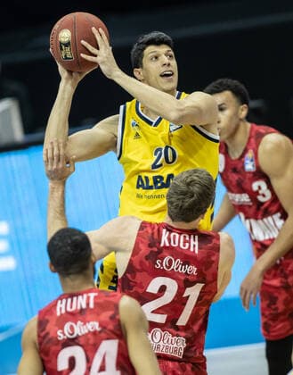 24.01.2021, Berlin, Basketball, 1. Bundesliga, easyCredit BBL, Hauptrunde, 14.Spieltag, Mercedes Benz Arena: ALBA Berlin - s.Oliver Wuerzburg. ALBAs Simone Fontecchio (l) springt mit dem Ball zum Korb gegen Florian Koch von s.Oliver Wuerzburg. ALBA Berlin - s.Oliver Wuerzburg
