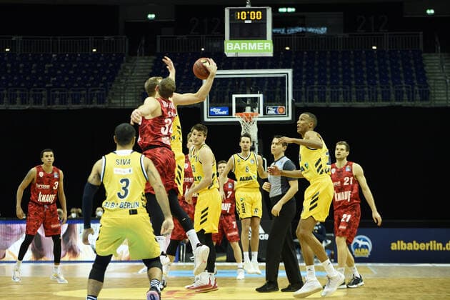 Tipoff, BBL, Alba Berlin vs s.Oliver Wuerzburg, in der Mercedes Benz Arena, 24.01.21, GER, Berlin, 24.01.21, BBL, Alba vs s.Oliver Wuerzburg Berlin Copyright: xUwexKoch xEibner-Pressefotox EP_ukh