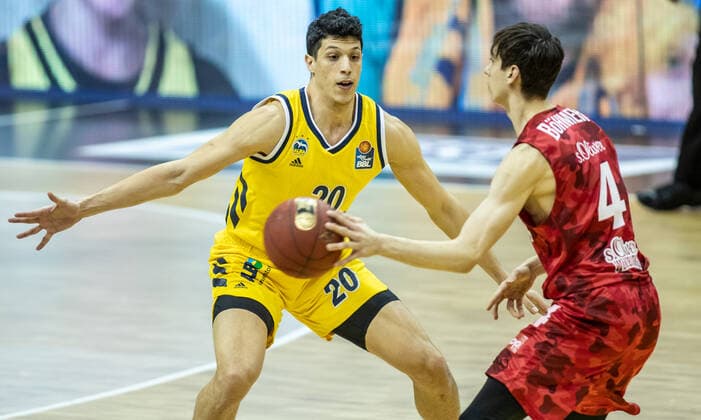 24.01.2021, Berlin, Basketball, 1. Bundesliga, easyCredit BBL, Hauptrunde, 14.Spieltag, Mercedes Benz Arena: ALBA Berlin - s.Oliver Wuerzburg. ALBAs Simone Fontecchio (l) kaempft gegen Julius Boehmer von s.Oliver Wuerzburg um den Ball. ALBA Berlin - s.Oliver Wuerzburg
