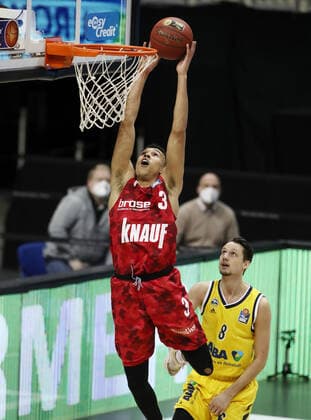 Tyson Ward, Marcus Eriksson Aktion Spielszene Zweikampf Basketball BBL Bundesliga Herren Saison 2020 2021 24.01.2021 ALBA Berlin vs. s.Oliver Würzburg