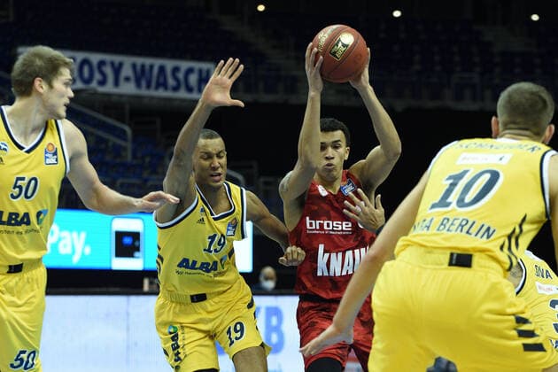 v.l. Louis Olinde - Alba, Tyson Ward - Wuerzburg, BBL, Alba Berlin vs s.Oliver Wuerzburg, in der Mercedes Benz Arena, 24.01.21, GER, Berlin, 24.01.21, BBL, Alba vs s.Oliver Wuerzburg Berlin Copyright: xUwexKoch xEibner-Pressefotox EP_ukh