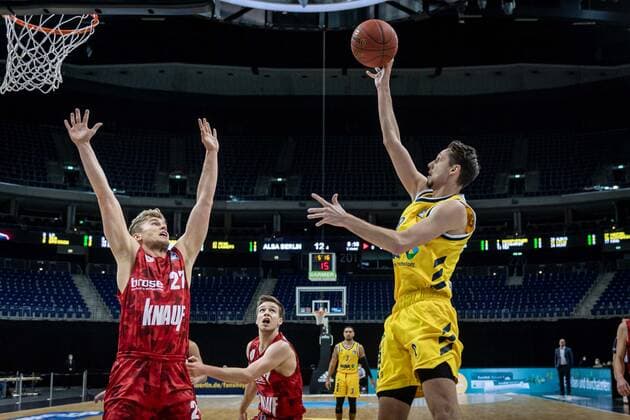 Basketball Berlin 24.01.2021 Saison 2020 2021 BBL easyCredit-BBL Alba Berlin vs s.Oliver WÂ¸rzburg Marcus Eriksson (Alba Berlin, No.08) Jonas Weitzel (WÂ¸rzburg, No.27)