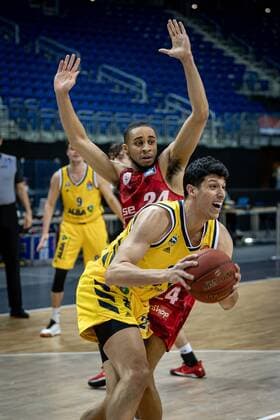 Basketball Berlin 24.01.2021 Saison 2020 2021 BBL easyCredit-BBL Alba Berlin vs s.Oliver WÂ¸rzburg Simone Fontecchio (Alba Berlin, No.20) Cameron Hunt (WÂ¸rzburg, No.24)