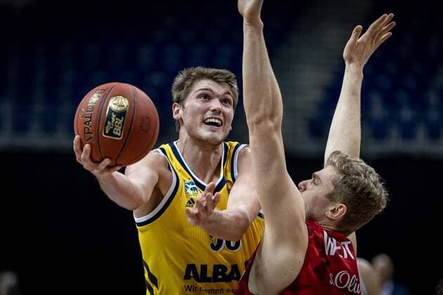 Basketball Berlin 24.01.2021 Saison 2020 2021 BBL easyCredit-BBL Alba Berlin vs s.Oliver WÂ¸rzburg Ben Lammers (Alba Berlin, No.50) Jonas Weitzel (WÂ¸rzburg, No.27)