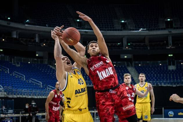 Basketball Berlin 24.01.2021 Saison 2020 2021 BBL easyCredit-BBL Alba Berlin vs s.Oliver WÂ¸rzburg Tyson Ward (WÂ¸rzburg, No.03) Luke Sikma (Alba Berlin, No.43)