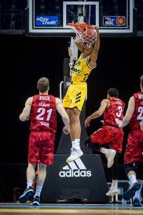 Basketball Berlin 24.01.2021 Saison 2020 2021 BBL easyCredit-BBL Alba Berlin vs s.Oliver WÂ¸rzburg Louis Olinde (Alba Berlin, No.19) Tyson Ward (WÂ¸rzburg, No.03) Florian Koch (WÂ¸rzburg, No.21)