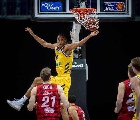 Basketball Berlin 24.01.2021 Saison 2020 2021 BBL easyCredit-BBL Alba Berlin vs s.Oliver WÂ¸rzburg Louis Olinde (Alba Berlin, No.19) Tyson Ward (WÂ¸rzburg, No.03) Florian Koch (WÂ¸rzburg, No.21)