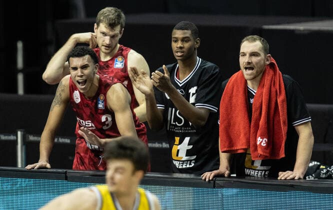 24.01.2021, Berlin, Basketball, 1. Bundesliga, easyCredit BBL, Hauptrunde, 14.Spieltag, Mercedes Benz Arena: ALBA Berlin - s.Oliver Wuerzburg. Tyson Ward (l-r), Florian Koch, Elijah Ndi und Felix Hoffmann von s.Oliver Wuerzburg feuern ihr Team an. ALBA Berlin - s.Oliver Wuerzburg