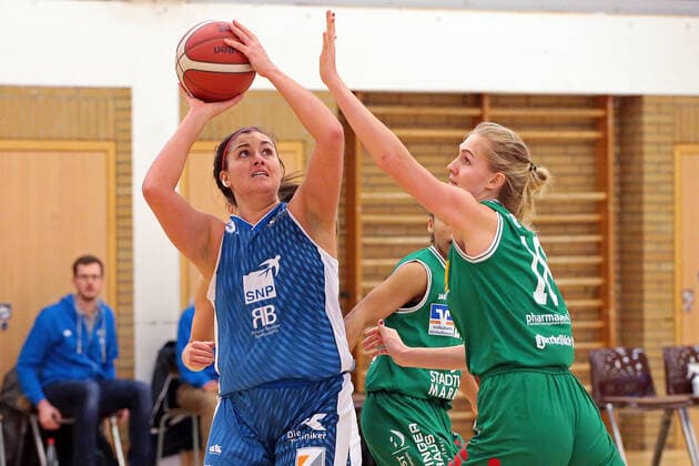 24.01.2021, xovx, Basketball Damen 1. Bundesliga, BC Pharmaserv Marburg - SNP Bascats Heidelberg v.l. Fallyn Freije (SNP BasCats USC Heidelberg), Hanna Crymble (BC Pharmaserv Marburg) Marburg Sporthalle Georg-Gaßmann-Stadion Hessen Deutschland (DE)