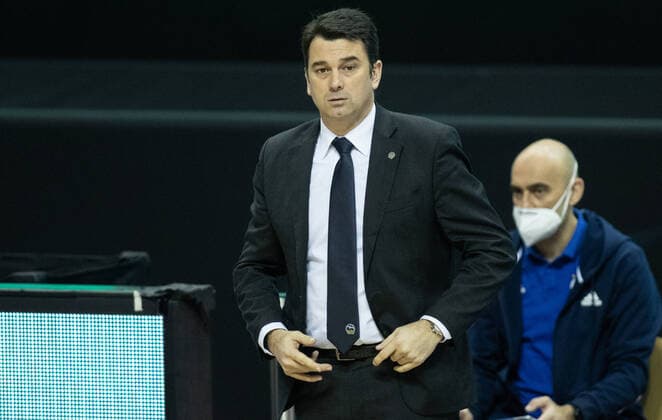 24.01.2021, Berlin, Basketball, 1. Bundesliga, easyCredit BBL, Hauptrunde, 14.Spieltag, Mercedes Benz Arena: ALBA Berlin - s.Oliver Wuerzburg. ALBAs Co-Trainer Israel Gonzalez leitet das Spiel. ALBA Berlin - s.Oliver Wuerzburg