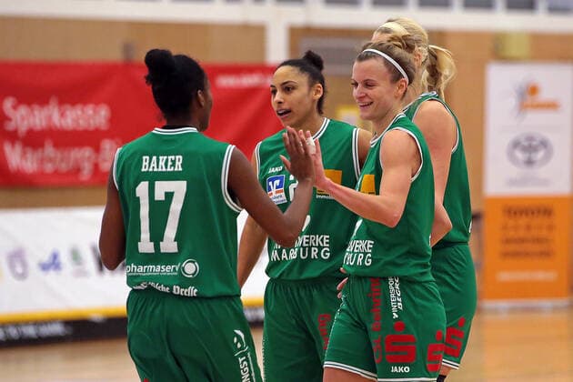 24.01.2021, xovx, Basketball Damen 1. Bundesliga, BC Pharmaserv Marburg - SNP Bascats Heidelberg v.l. Tonisha Baker (BC Pharmaserv Marburg), Rachel Arthur (BC Pharmaserv Marburg), Alexandra Wilke (BC Pharmaserv Marburg), Marie Bertholdt (BC Pharmaserv Marburg) Marburg Sporthalle Georg-Gaßmann-Stadion Hessen Deutschland (DE)