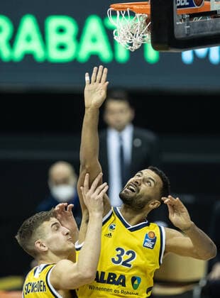 24.01.2021, Berlin, Basketball, 1. Bundesliga, easyCredit BBL, Hauptrunde, 14.Spieltag, Mercedes Benz Arena: ALBA Berlin - s.Oliver Wuerzburg. ALBAs Johannes Thiemann (r) wirft einen Korb neben Teamkollegen Tim Schneider. ALBA Berlin - s.Oliver Wuerzburg